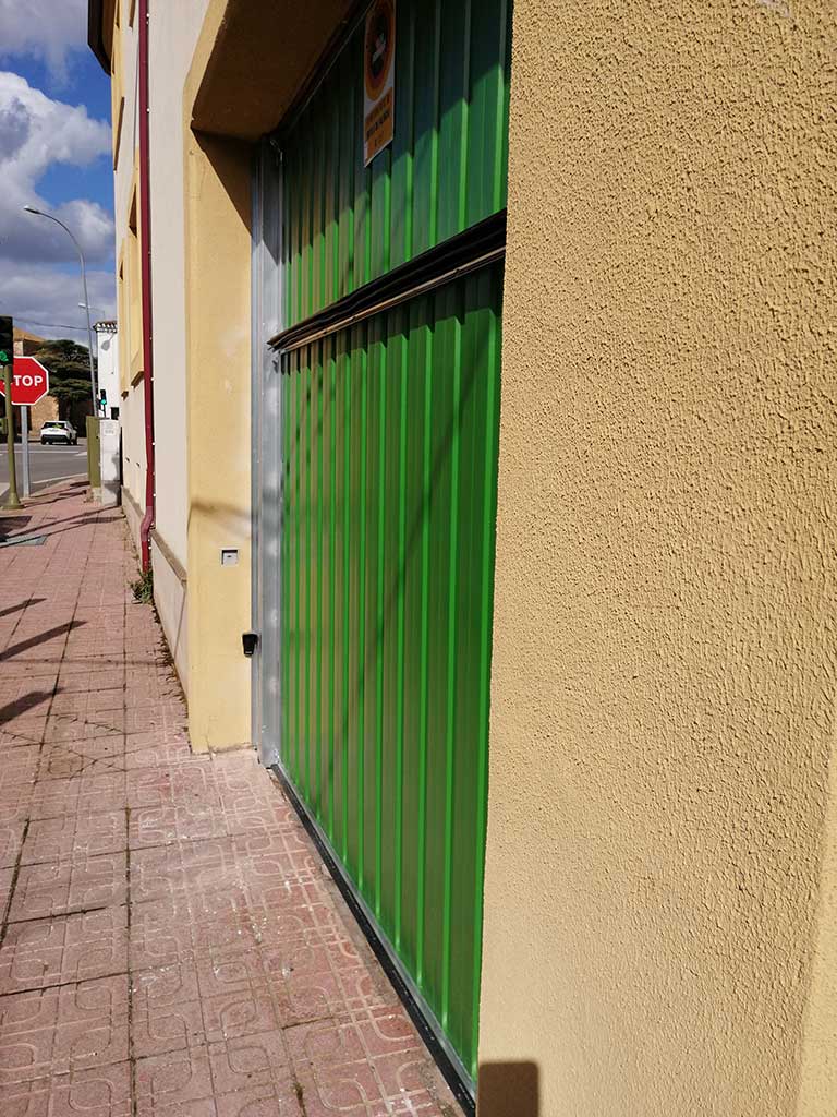 Puerta Automática Industrial Basculante Contrapesada – Novoferm - Imagen 3