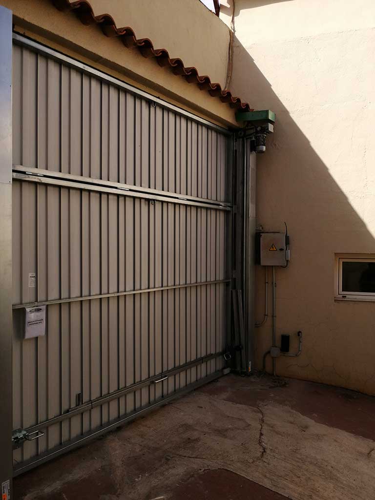 Puerta Automática Industrial Basculante Contrapesada – Novoferm - Imagen 4